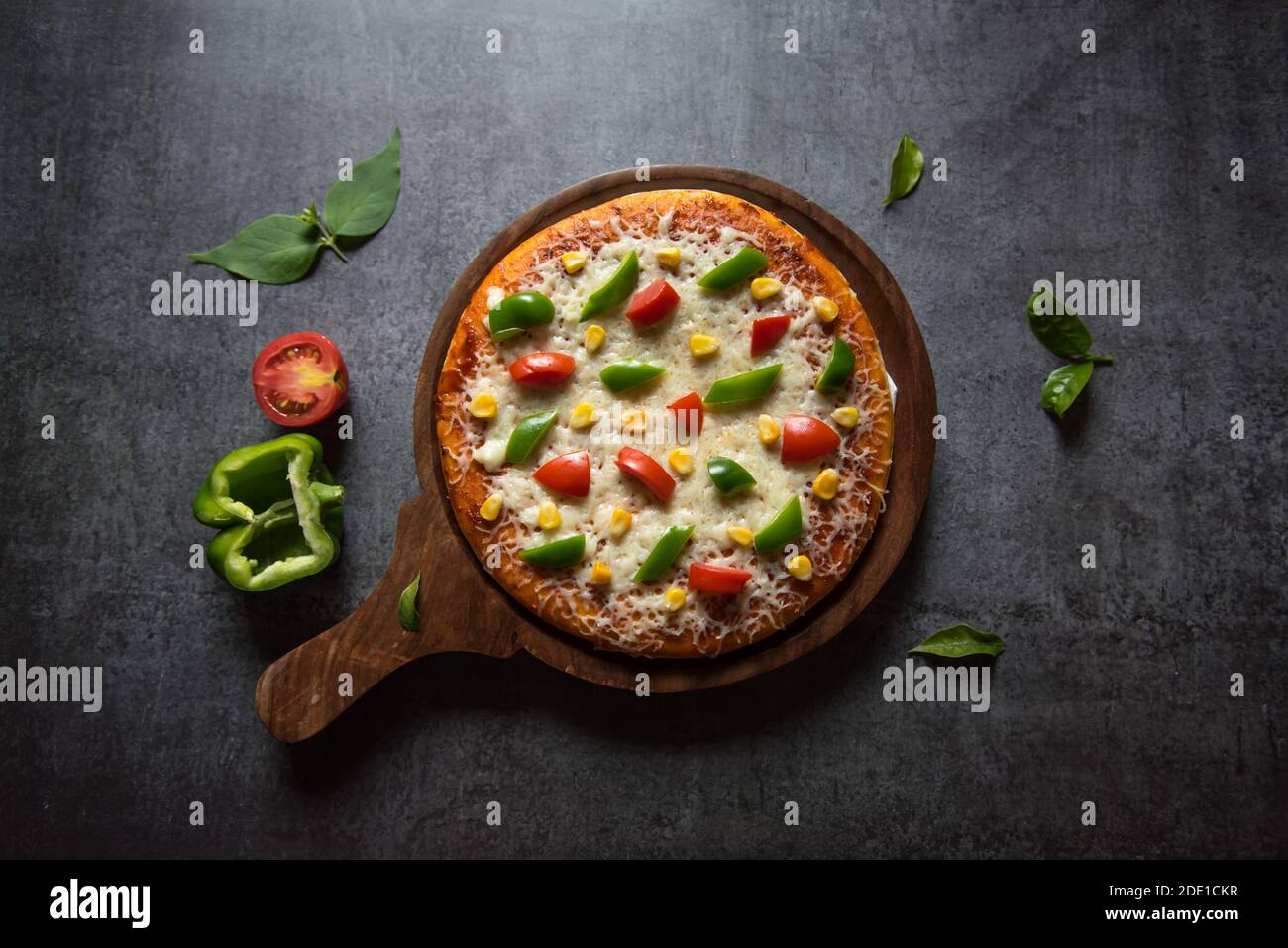 Vista dall'alto della delicatezza italiana margherita pizza con condimenti Foto Stock