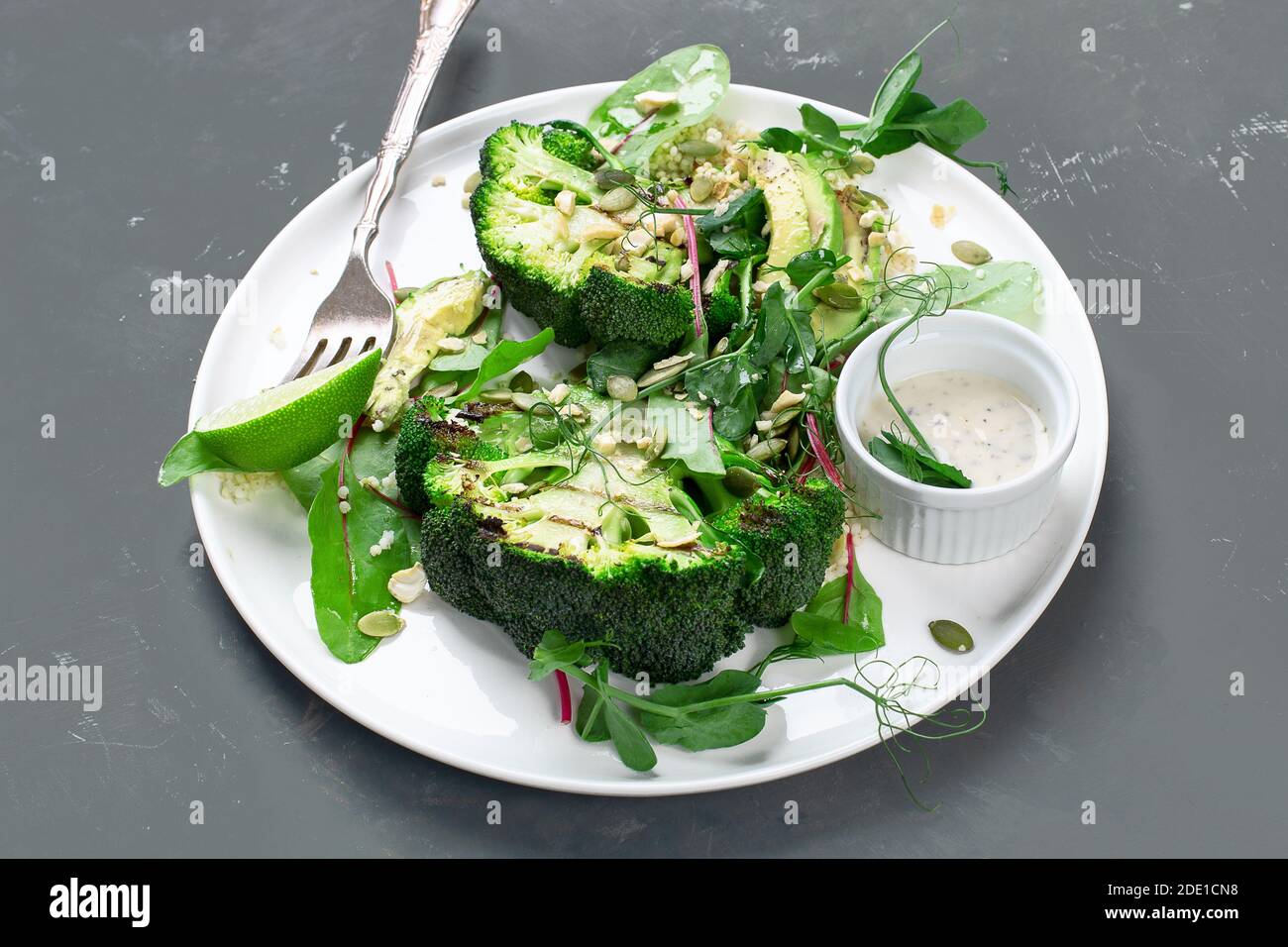 Insalata di broccoli verde con salsa bianca. Concetto di cibo Helathy. Foto Stock