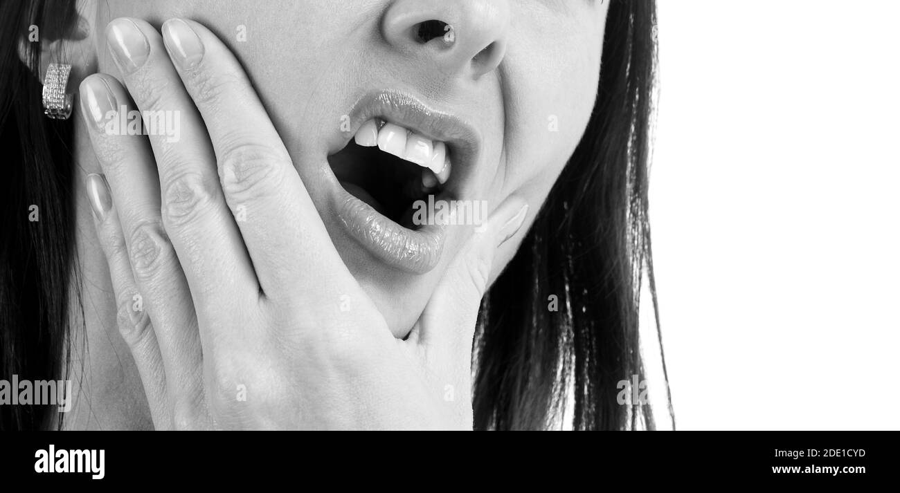 Donna con dolore dentifricio, isolata su sfondo bianco Foto Stock
