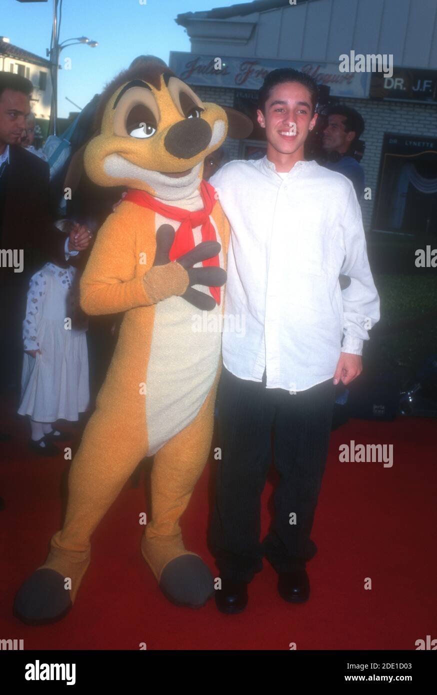 Westwood, California, USA 18 aprile 1996 Timon e l'attore/cantante Thomas Ian Nicholas partecipano al Video Release and Special Screening di Disney 'The Arisocats' il 18 aprile 1996 al Mann Village Theatre di Westwood, California, USA. Foto di Barry King/Alamy Stock foto Foto Stock