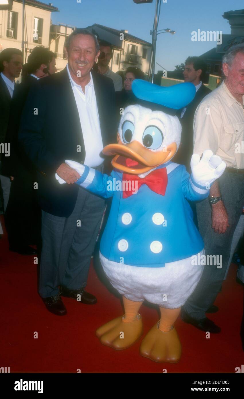 Westwood, California, USA 18 aprile 1996 Roy Disney e Donald Duck partecipano al video di Disney 'The Arisocats' e allo Screening speciale il 18 aprile 1996 al Mann Village Theatre di Westwood, California, USA. Foto di Barry King/Alamy Stock foto Foto Stock