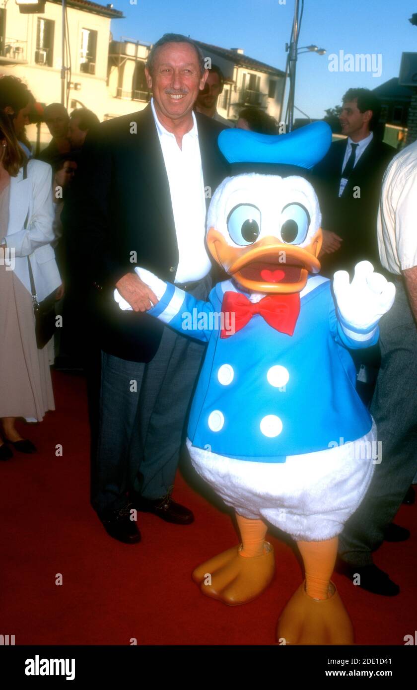 Westwood, California, USA 18 aprile 1996 Roy Disney e Donald Duck partecipano al video di Disney 'The Arisocats' e allo Screening speciale il 18 aprile 1996 al Mann Village Theatre di Westwood, California, USA. Foto di Barry King/Alamy Stock foto Foto Stock
