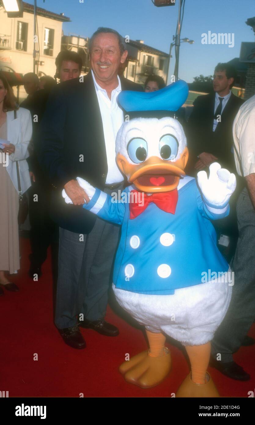 Westwood, California, USA 18 aprile 1996 Roy Disney e Donald Duck partecipano al video di Disney 'The Arisocats' e allo Screening speciale il 18 aprile 1996 al Mann Village Theatre di Westwood, California, USA. Foto di Barry King/Alamy Stock foto Foto Stock