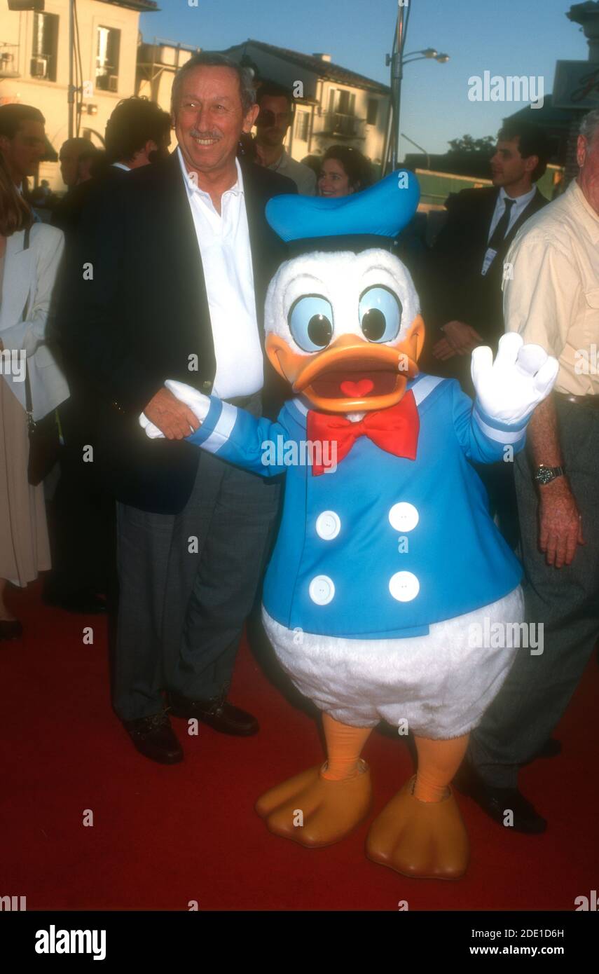 Westwood, California, USA 18 aprile 1996 Roy Disney e Donald Duck partecipano al video di Disney 'The Arisocats' e allo Screening speciale il 18 aprile 1996 al Mann Village Theatre di Westwood, California, USA. Foto di Barry King/Alamy Stock foto Foto Stock