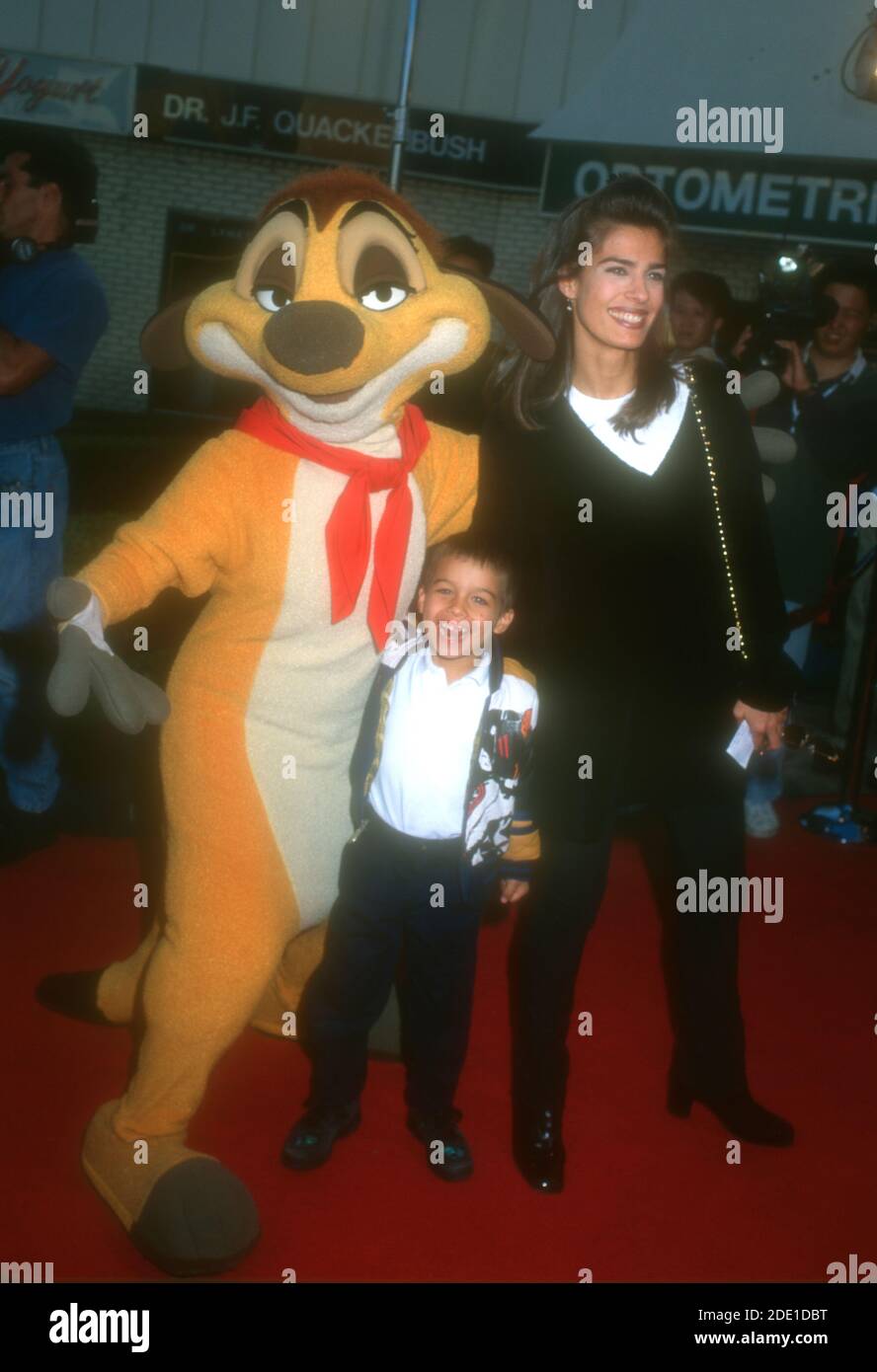 Westwood, California, USA 18 aprile 1996 Timon, attrice Kristian Alfonso e figlio Gino Macauley partecipano al Video Release and Special Screening di Disney 'The Arisocats' il 18 aprile 1996 al Mann Village Theatre di Westwood, California, USA. Foto di Barry King/Alamy Stock foto Foto Stock