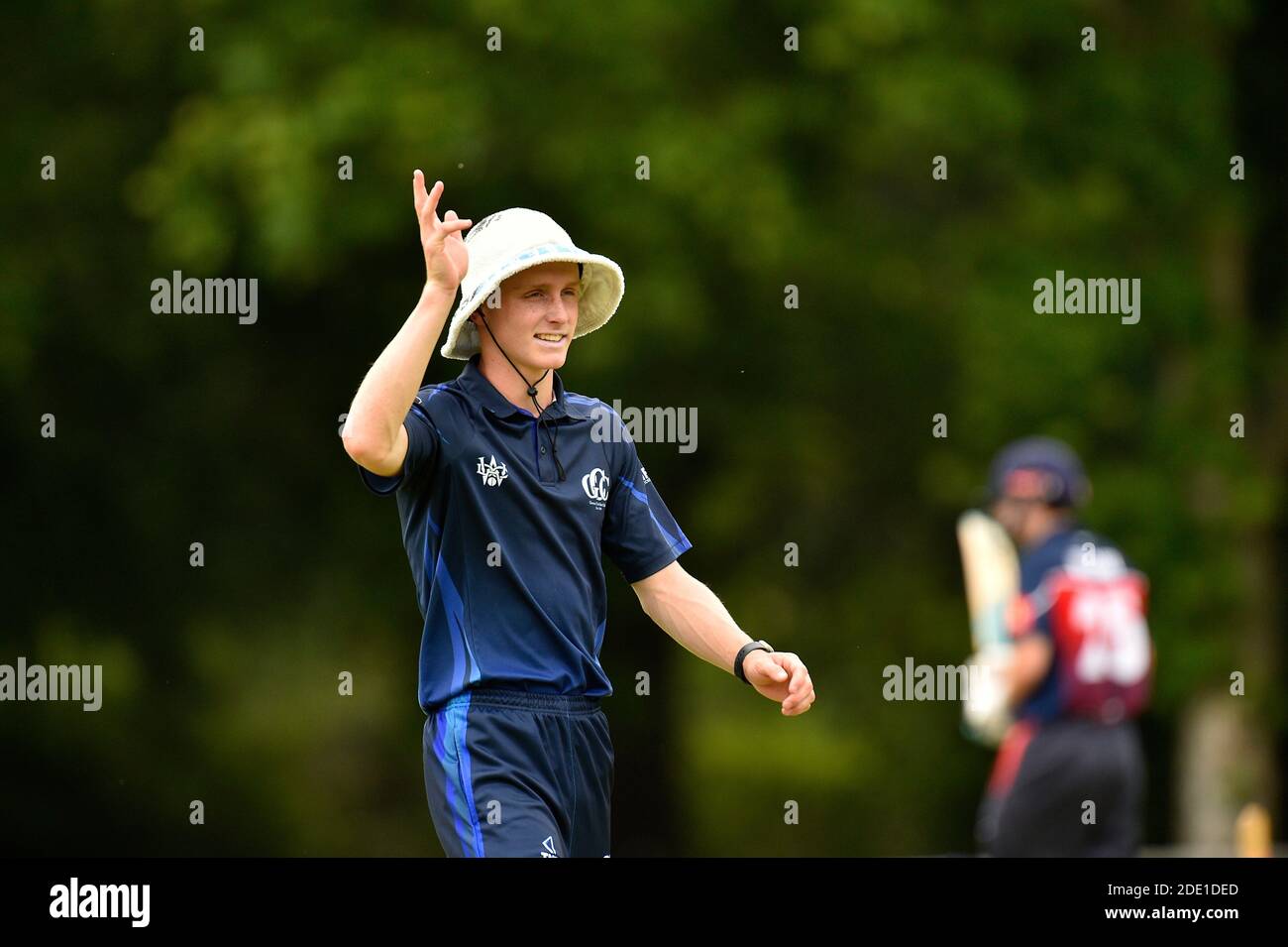 I Bushrangers di Benalla si lanciano nel Greta Cricket Club in una partita del 20/20 durante le bocche di pioggia. Foto Stock