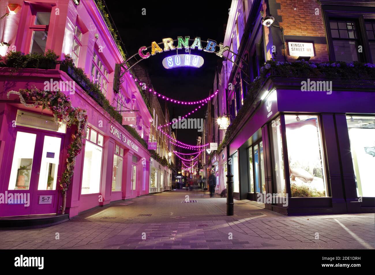 Londra, Regno Unito. 27 Nov 2020. Le luci di Natale sono illuminate in via Carnaby.i londinesi stanno ottenendo pronti per tornare al livello 2 quando un blocco di quattro settimane in Inghilterra viene ad un termine la prossima settimana. Credit: SOPA Images Limited/Alamy Live News Foto Stock