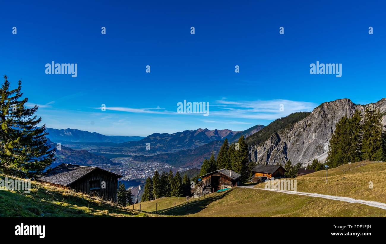 Herrliche Aussicht von Rellseck im Montafon bis ins Walgau. Viele Berge, eine Alp und ein Kreuz auf dem Hügel, Aussicht auf den Rhätikon Foto Stock