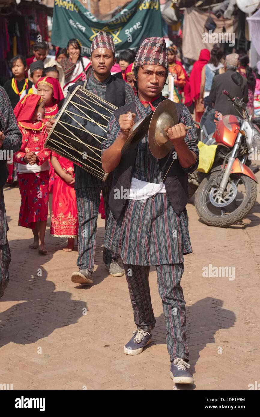 Percussionisti per musica tradizionale nepalese, durante una processione in un giorno di festival nepalese; Bhaktapur, Kathmandu, Valley, Nepal Foto Stock