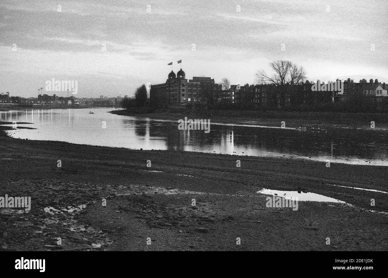 Deposito di mobili sul fiume Tamigi e Harrods circa 1984 Foto Stock