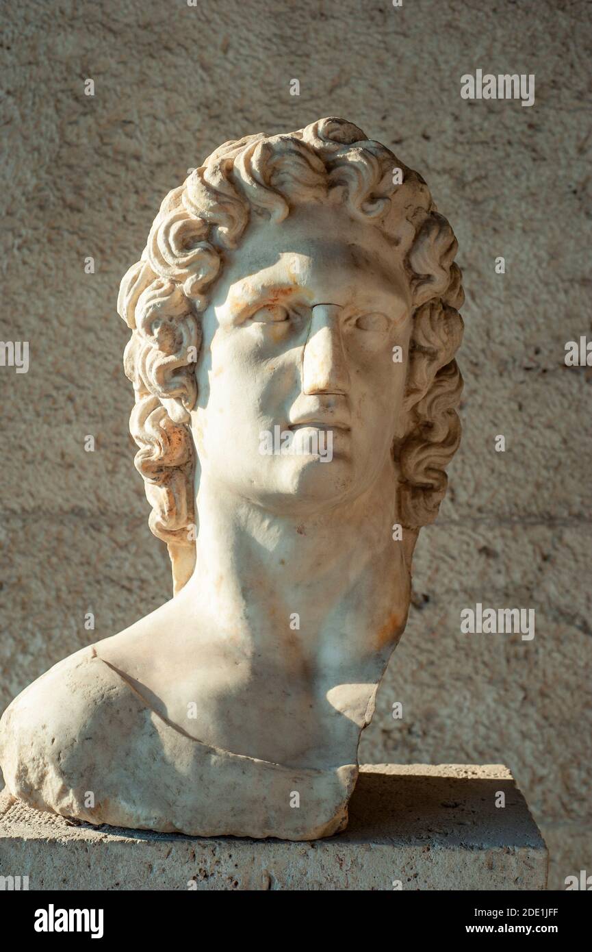 Busto di Helios, Dio del sole alla luce del sole, la statua è esposta nel Museo Stoa di Attalos di Agora Antica, Atene Grecia Foto Stock