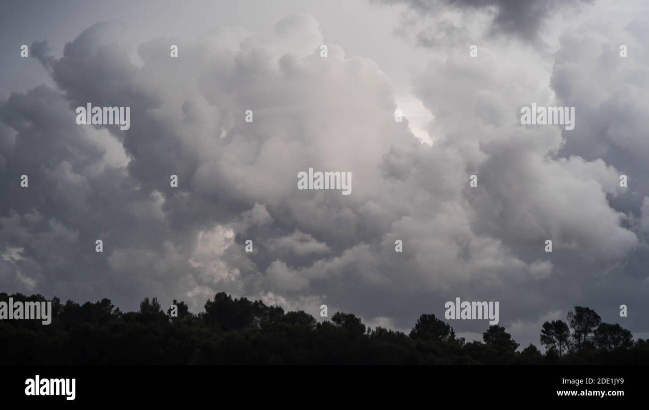 Nuvole di cumulo basse grigie durante una tempesta di pioggia Foto Stock