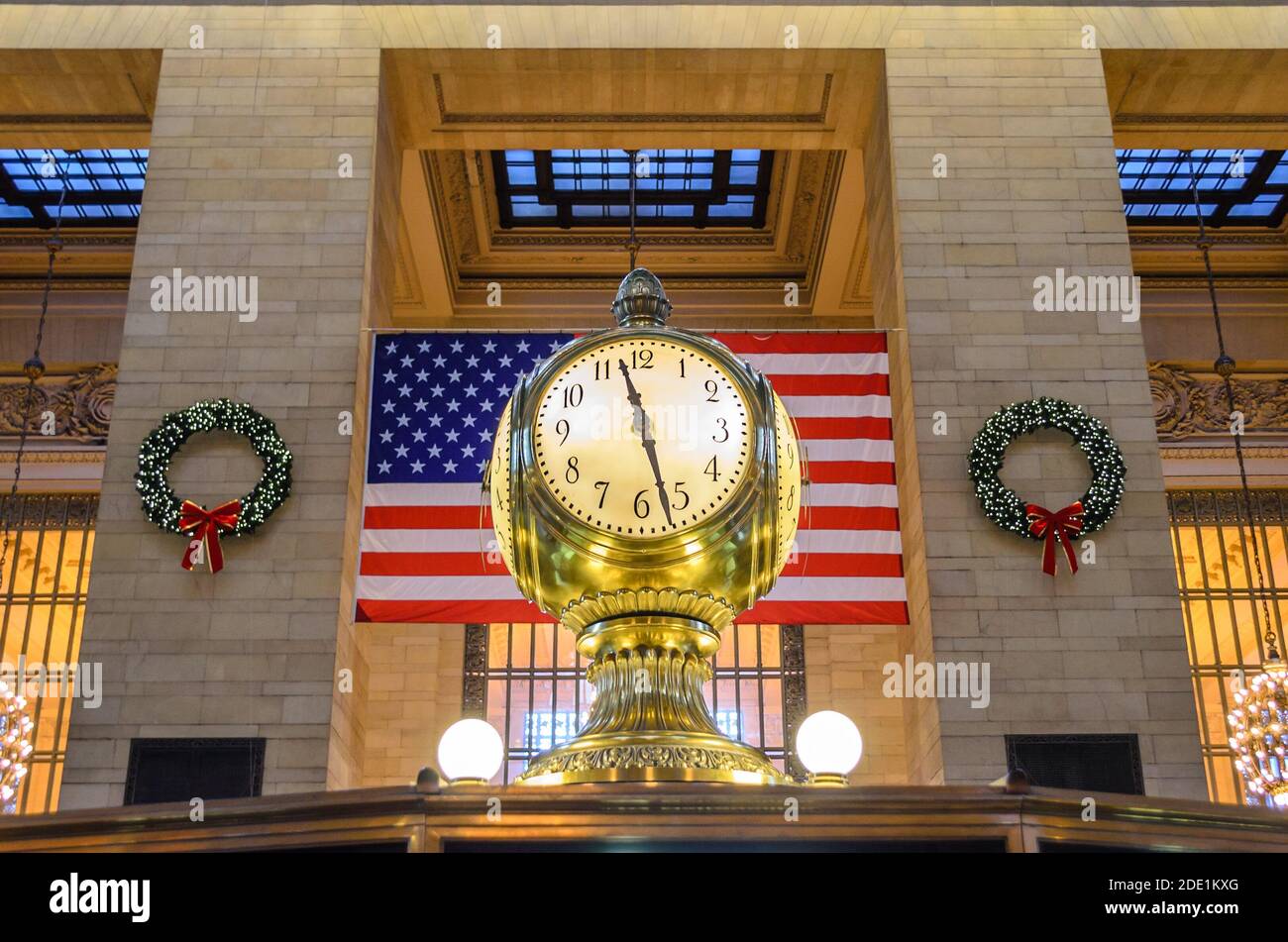 Orologio principale del Grand Central. Famosa struttura dorata. Bandiera degli Stati Uniti d'America in background. Manhattan New York City, NY, Stati Uniti Foto Stock