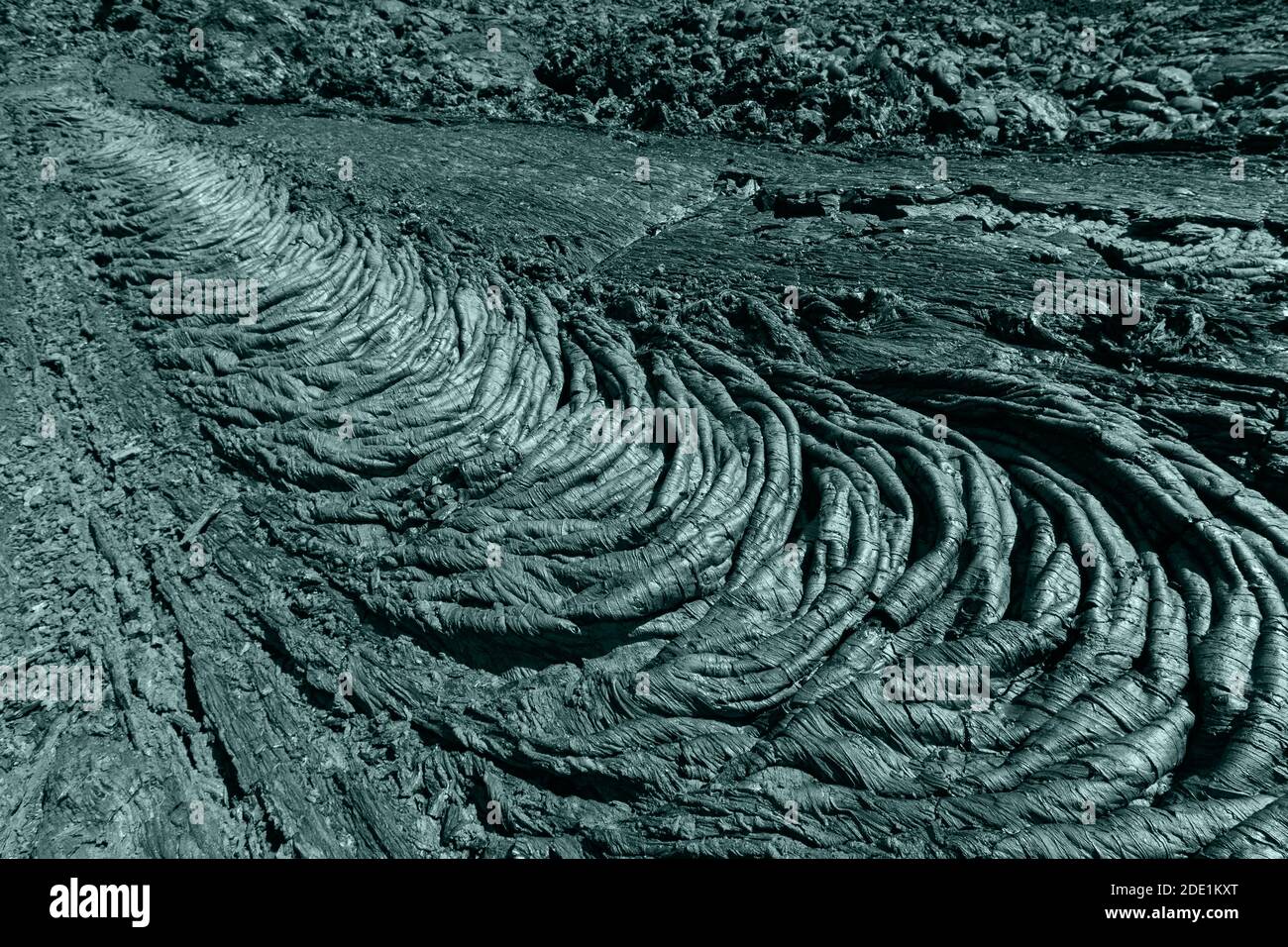 Superficie ondulata della pianura lavica congelata, che si stropicciava in pieghe simili ad arazzi, rotoli che assomigliano a ritorti. Creative vulcano sfondo concept immagine co Foto Stock