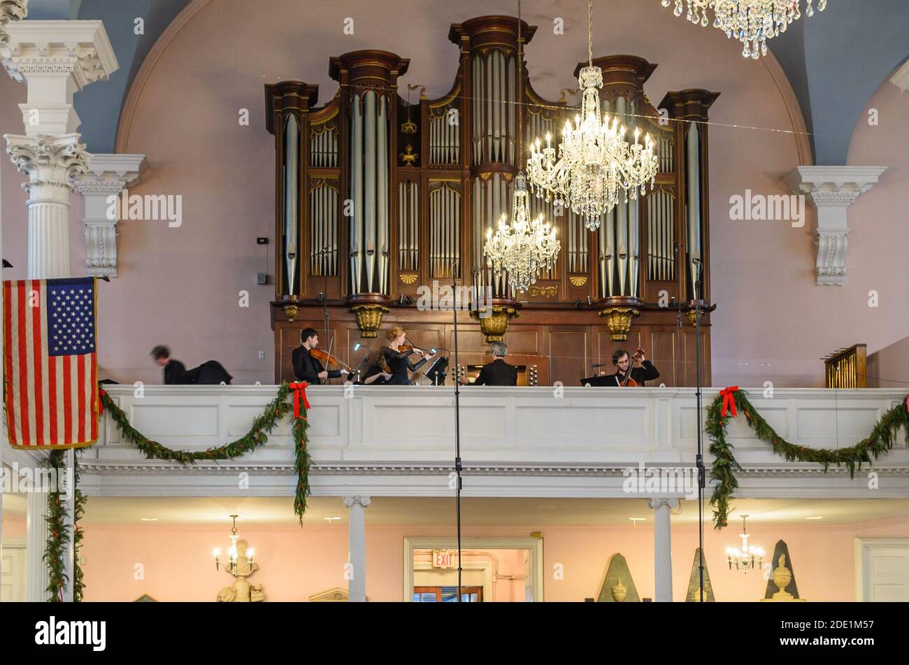 Band che si esibisce dal vivo in una chiesa cattolica durante il periodo natalizio. I musicisti suonano violini, ciello e organo di pipe. Manhattan, New York City, Stati Uniti Foto Stock