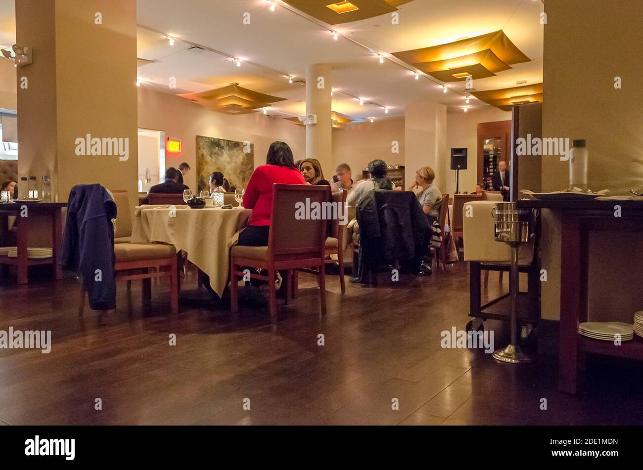 Gruppo di persone che mangia e si prepara a festeggiare la vigilia di Capodanno in un ristorante indiano. Interni eleganti. Manhattan, New York City, Stati Uniti Foto Stock