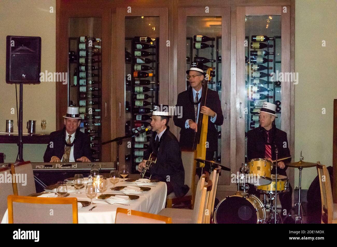 Jazz Band Quartet che si esibisce dal vivo in un ristorante che celebra la vigilia di Capodanno. Manhattan, New York City, Stati Uniti Foto Stock