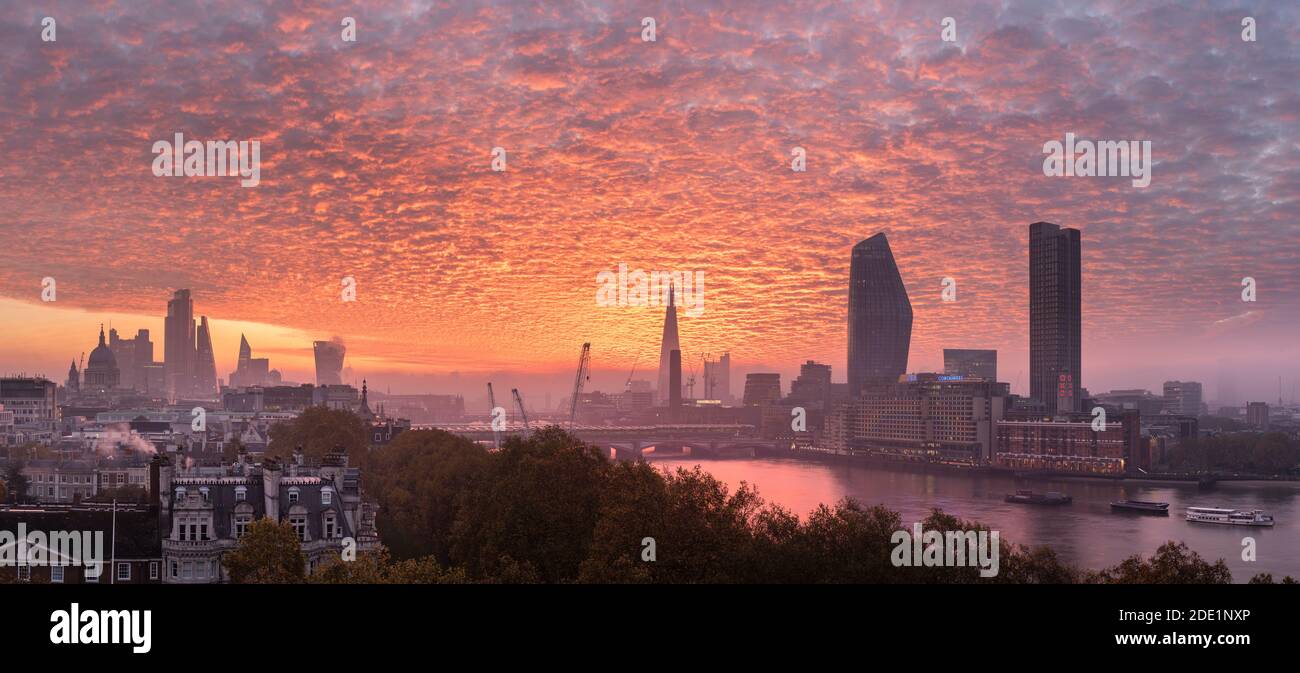 Un'alba epica sullo skyline della città di Londra con splendide formazioni del cielo oltre i monumenti più rappresentativi Foto Stock