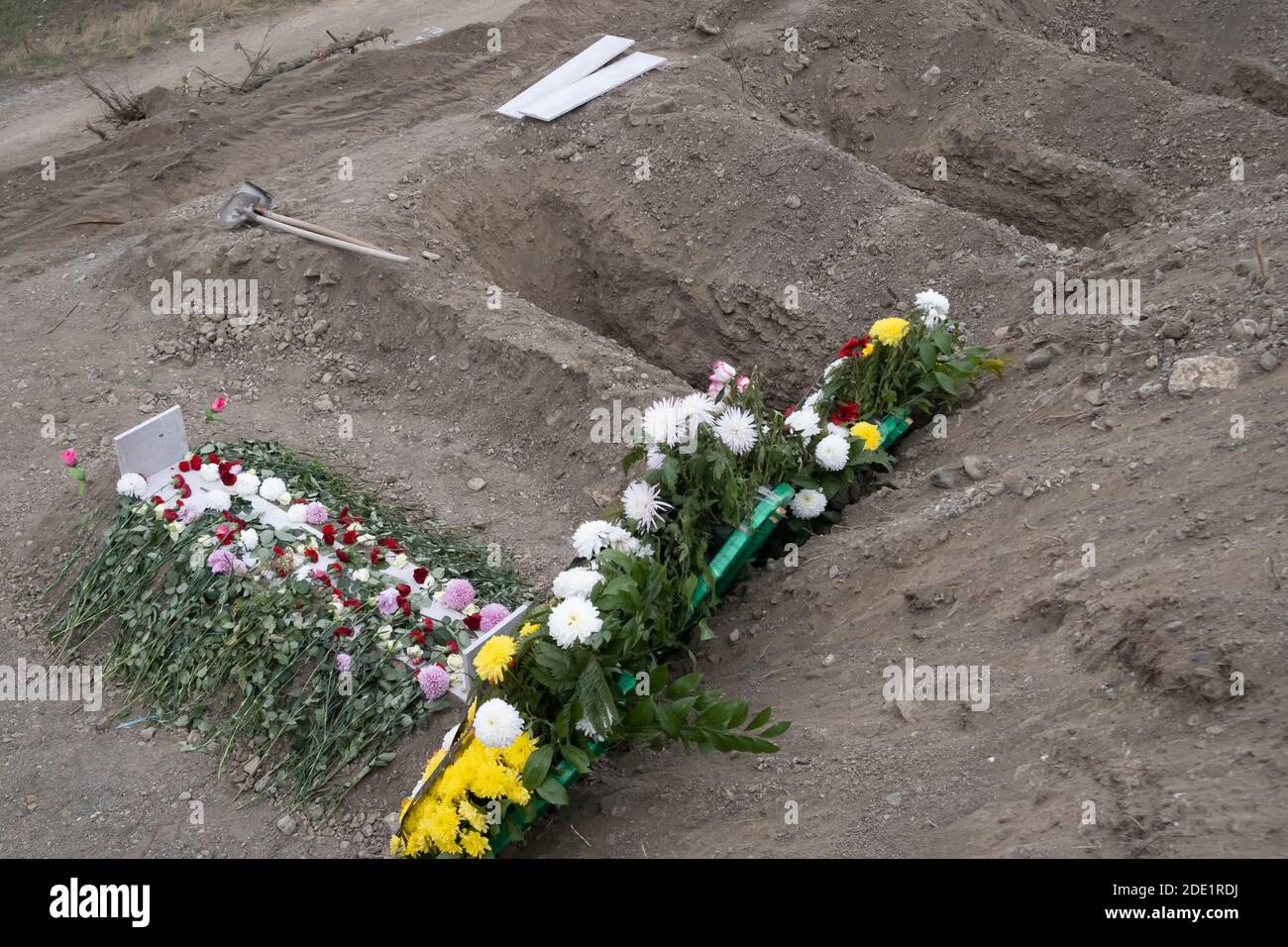 STEPANAKERT, NAGORNO KARABAKH - NOVEMBRE 05: I fiori adornano la tomba di un membro del servizio ucciso in combattimento durante un conflitto militare tra le forze armene e azerbaigiane in un cimitero militare in Stepanakert la capitale de facto dell'autoproclamata Repubblica di Artsakh o Nagorno-Karabakh il 05 novembre 2020. I combattimenti tra Armenia e Azerbaigian sul Nagorno-Karabakh, noto anche come Repubblica Artsakh, sono riesplose alla fine di settembre in una guerra di sei settimane con entrambi i paesi accusandosi reciprocamente di provocazioni che hanno lasciato migliaia di morti. Foto Stock