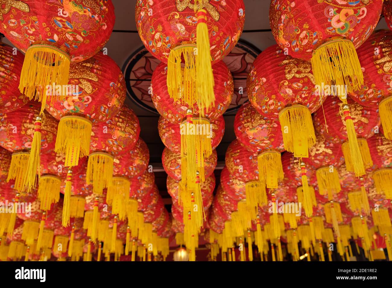 Penang George Town Malaysia - soffitto colorato rosso cinese lanterne decorazione Foto Stock