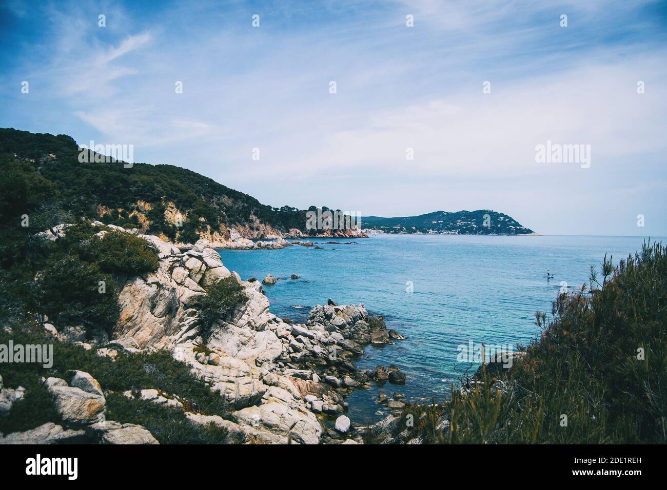 Paesaggio con vista su una costa rocciosa bruscamente del mare mediterraneo in una giornata di sole Foto Stock