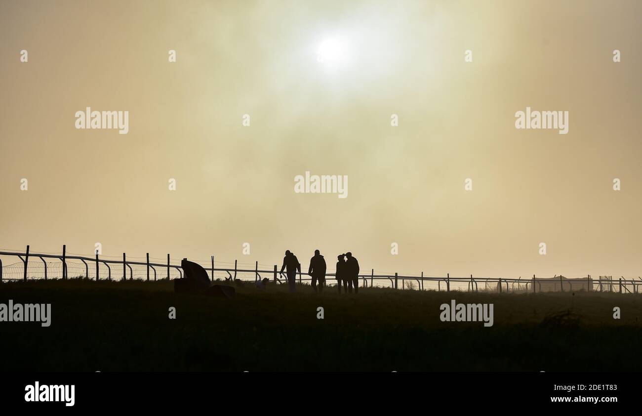 Brighton UK 28 novembre 2020 - i camminatori godono di una bella mattina a Sheepcote Valley da Brighton Racecourse come il sole comincia a bruciare la nebbia precoce . : Credit Simon Dack / Alamy Live News Foto Stock