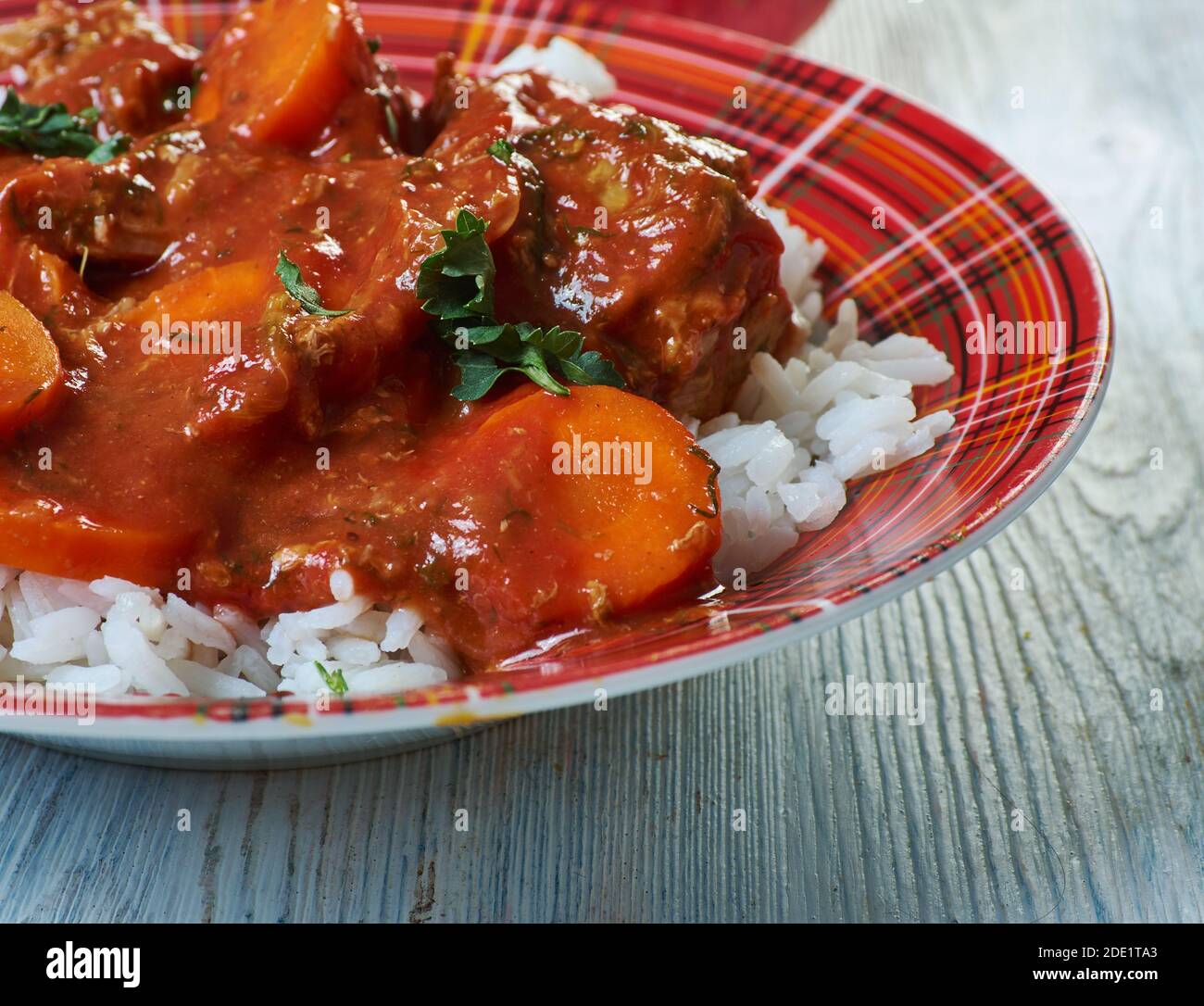 Thiou a la viande piatto senegalese tradizionale che è tipicamente servito su riso bianco Foto Stock