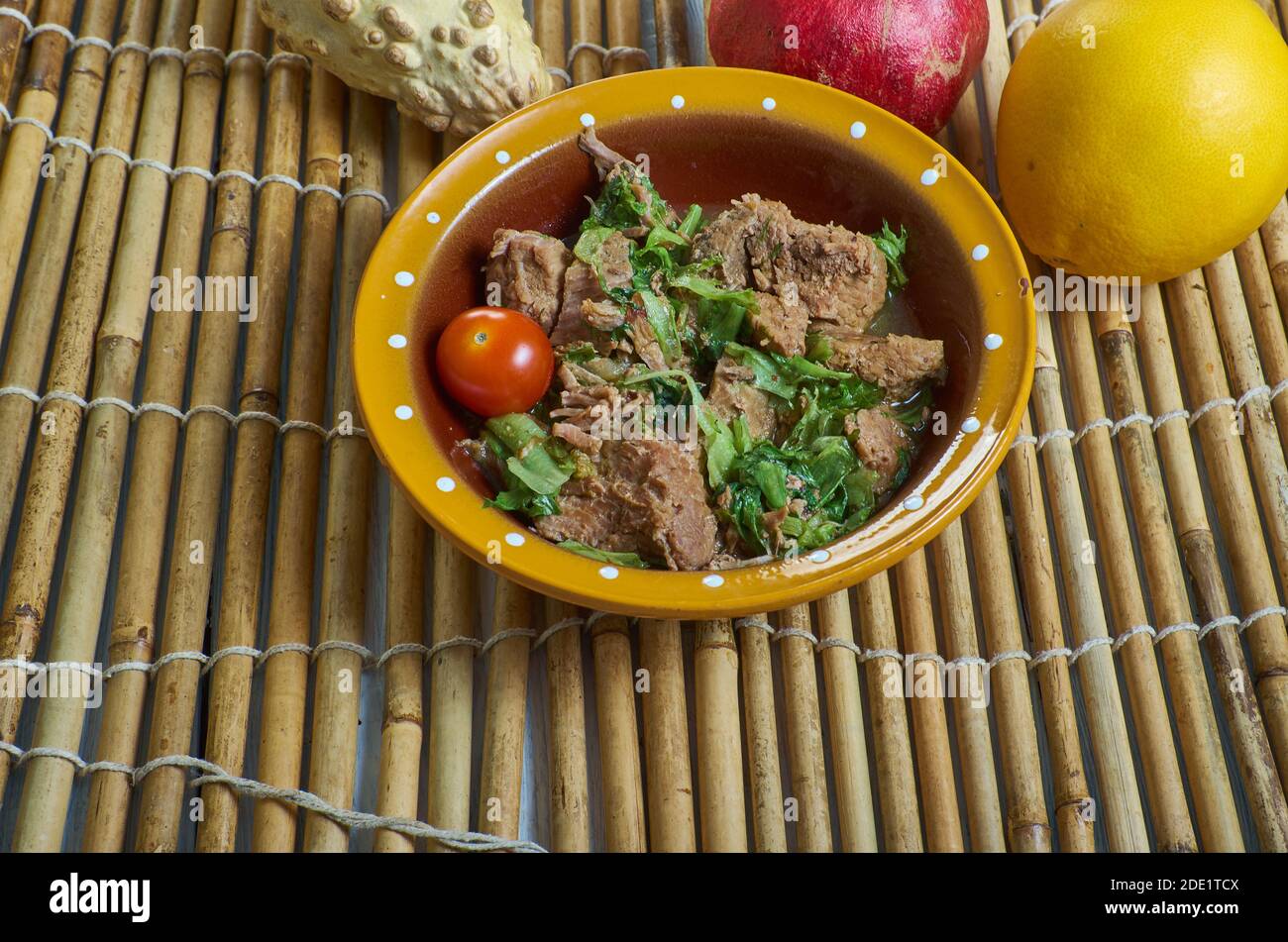 Romazava - piatto nazionale del Madagascar, composto da verdure, carne di zebù, pomodori e cipolle, combinazione di verdure a foglia verde Foto Stock