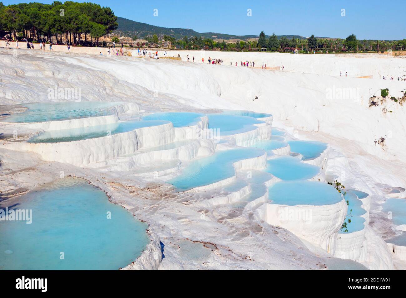 Pamukkale, Provincia di Denizli, Turchia. Le terrazze e le piscine in travertino di pietra calcarea bianca. Pamukkale è conosciuto come il castello di cotone. E' un WOR dell'UNESCO Foto Stock
