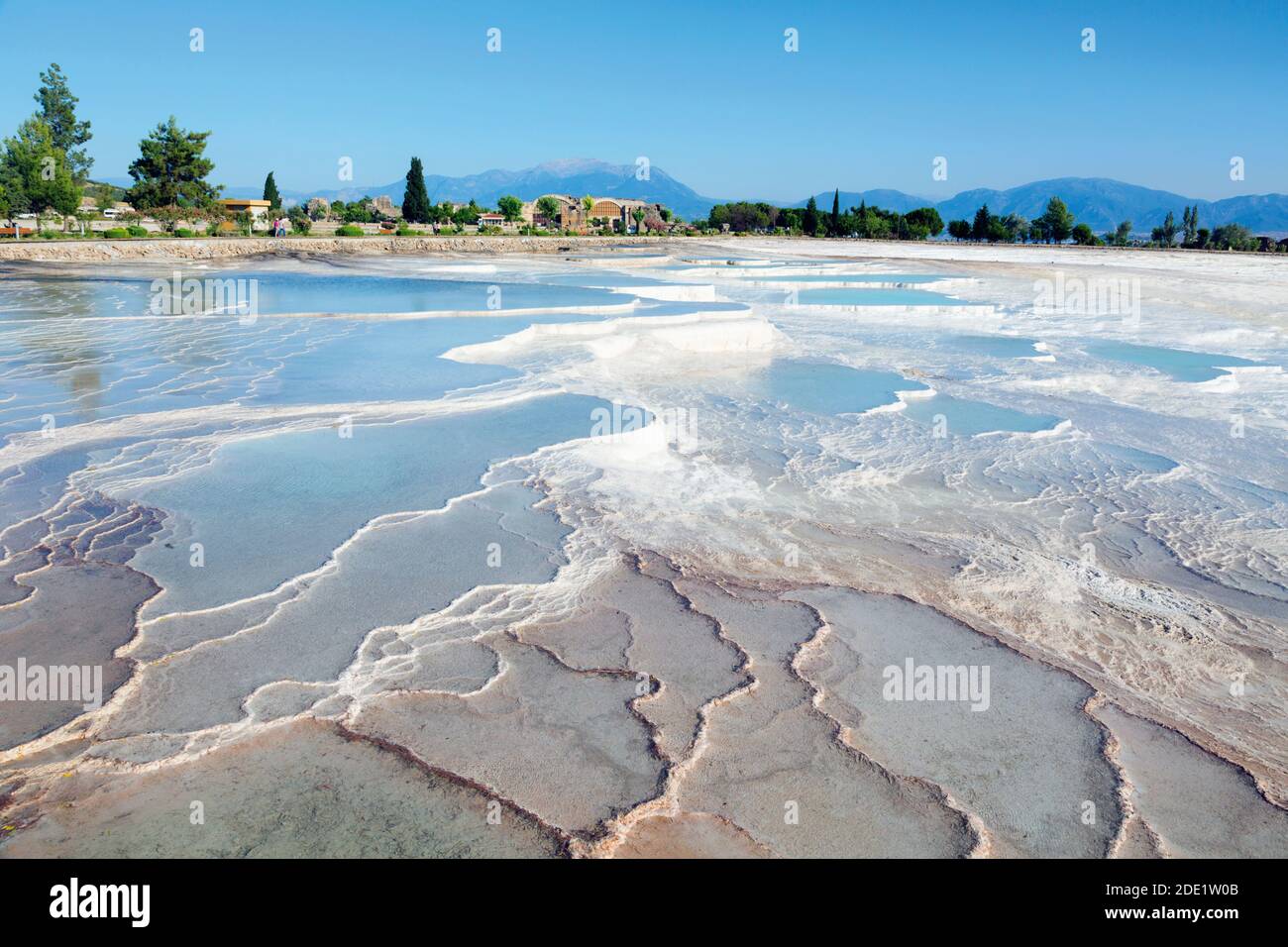 Pamukkale, Provincia di Denizli, Turchia. Le terrazze e le piscine in travertino di pietra calcarea bianca. Pamukkale è conosciuto come il castello di cotone. E' un WOR dell'UNESCO Foto Stock