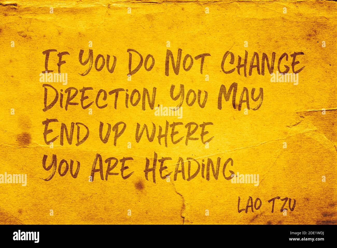 Se non si cambia direzione, si può finire dove si sta dirigendo - antico filosofo cinese Lao Tzu citazione stampata su carta grunge giallo Foto Stock