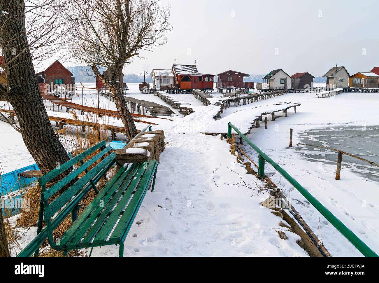 Vista del famoso villaggio galleggiante in inverno. Lago ghiacciato, paesaggio innevato. Bokod, Ungheria. Foto Stock