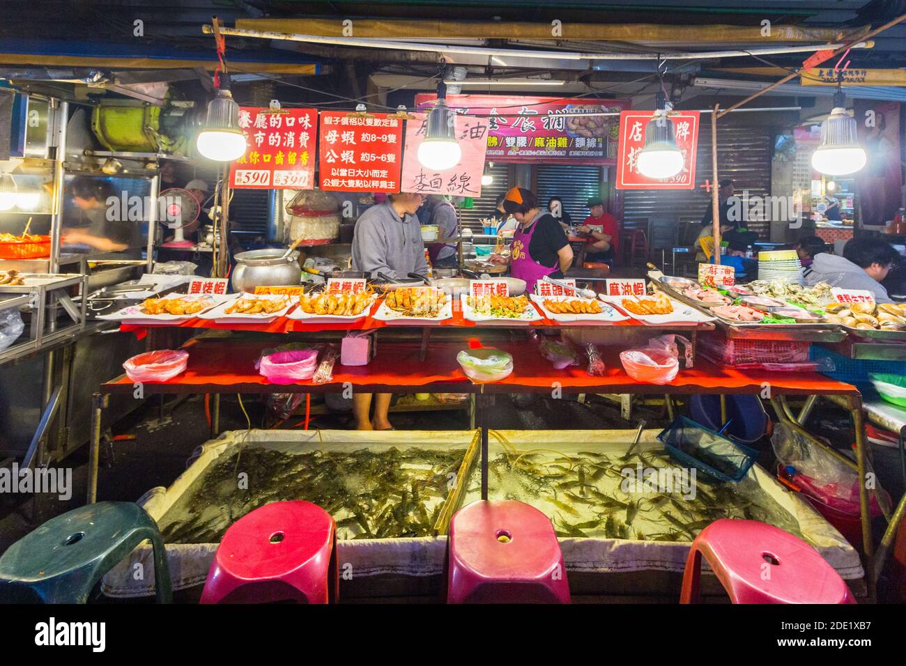 Mangiare fuori in un mercato notturno a Taipei, Taiwan Foto Stock