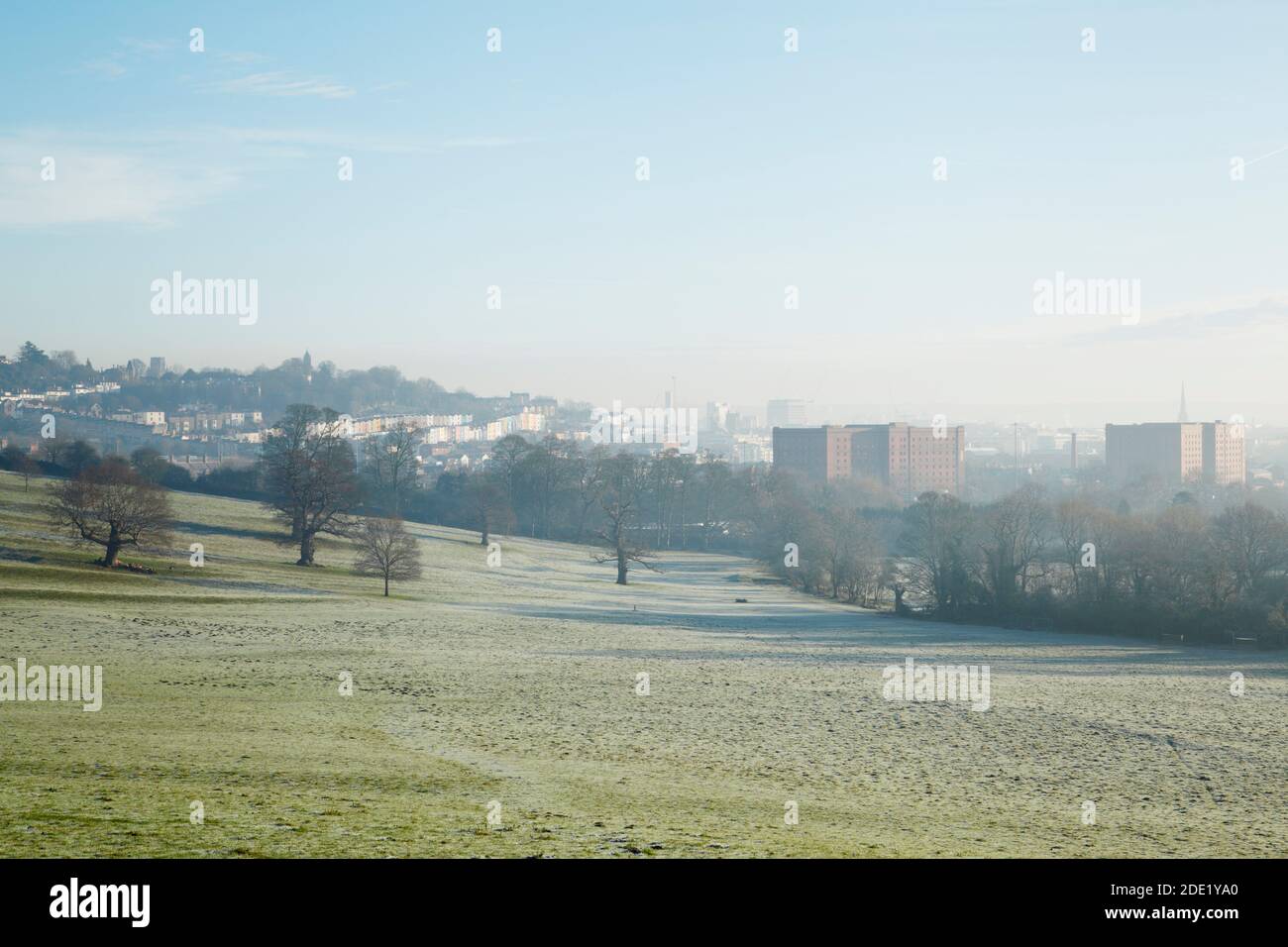 Vista verso Clifton giù da Ashton Court in una gelida mattina d'inverno. Bristol. REGNO UNITO. Foto Stock