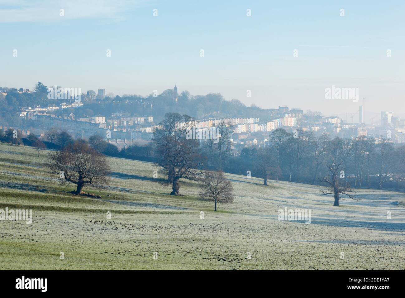 Vista verso Clifton giù da Ashton Court in una gelida mattina d'inverno. Bristol. REGNO UNITO. Foto Stock