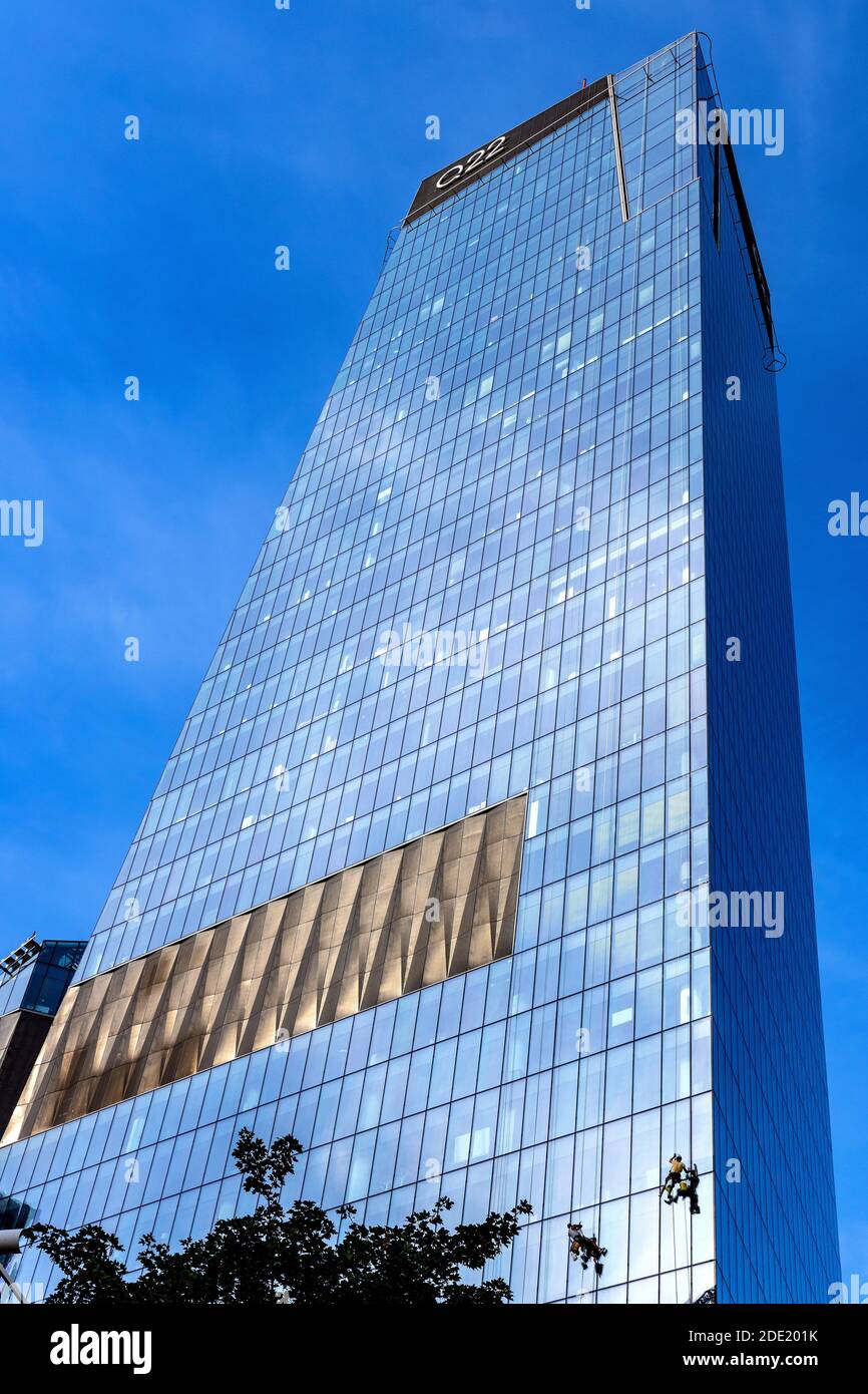 Varsavia, Mazovia / Polonia - 2020/08/09: Lavavetri appesi alla superficie della torre Q22 di Echo Investment at al. Jana Pawla II avenue in do Foto Stock