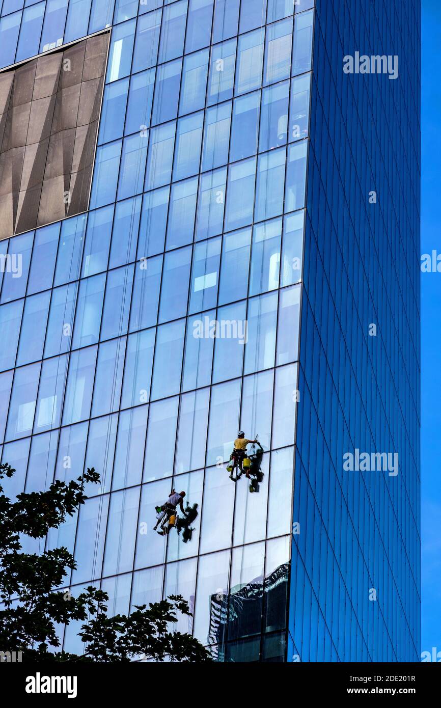 Varsavia, Mazovia / Polonia - 2020/08/09: Lavavetri appesi alla superficie della torre Q22 di Echo Investment at al. Jana Pawla II avenue in do Foto Stock