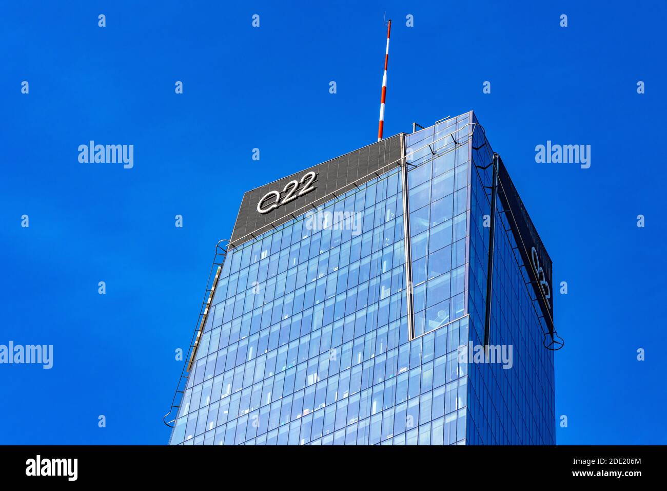 Varsavia, Mazovia / Polonia - 2020/08/09: Superficie di vetro blu della torre Q22 di Echo Investment al. Viale Jana Pawla II nel centro della città Foto Stock