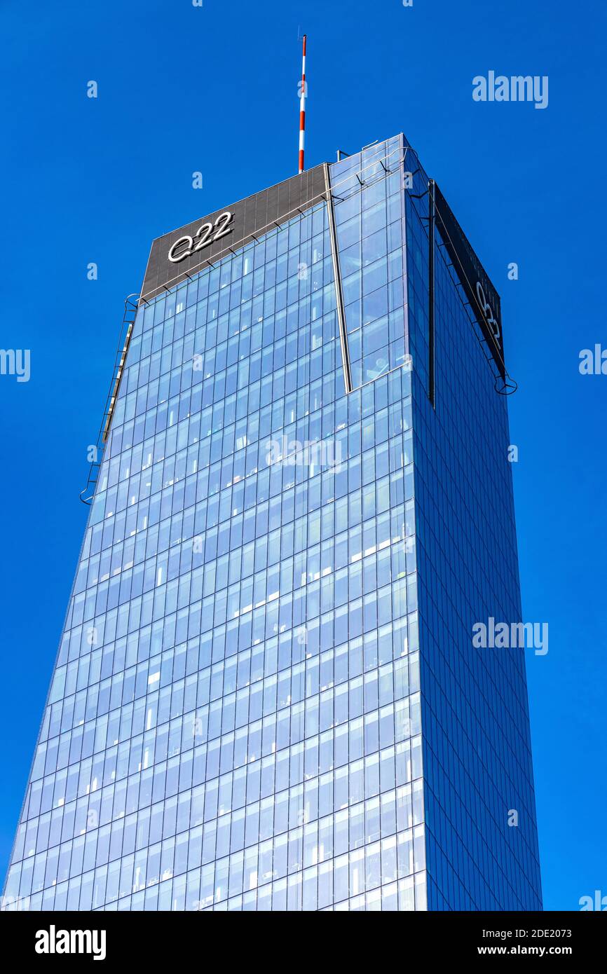 Varsavia, Mazovia / Polonia - 2020/08/09: Superficie di vetro blu della torre Q22 di Echo Investment al. Viale Jana Pawla II nel centro della città Foto Stock