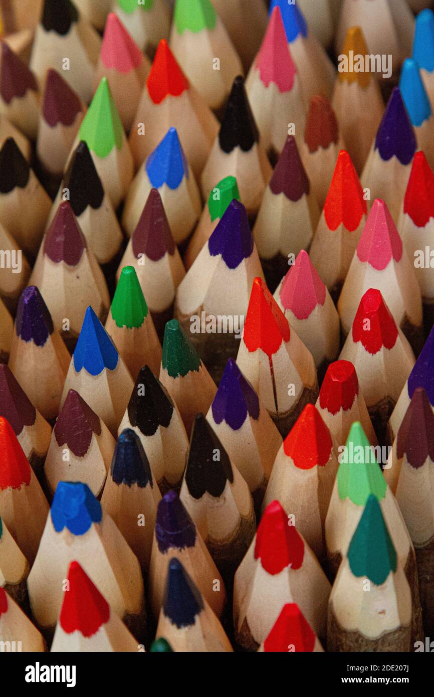 Primo piano di matite colorate in vendita su un mercato stallo Foto Stock