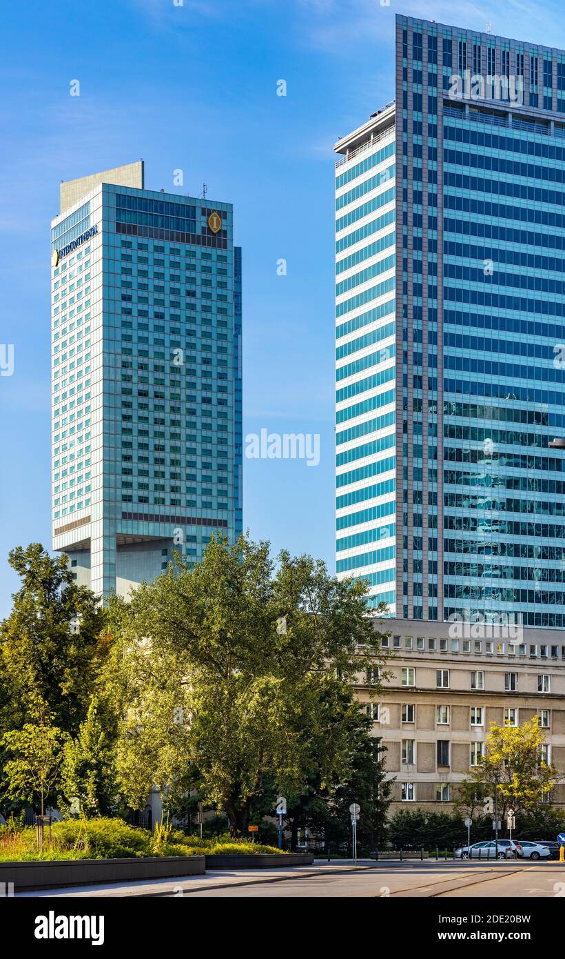 Varsavia, Mazovia / Polonia - 2020/08/09: InterContinental Hotel torre e Varsavia Centro finanziario WFC ufficio grattacielo in via Emili Plater nel centro storico Foto Stock