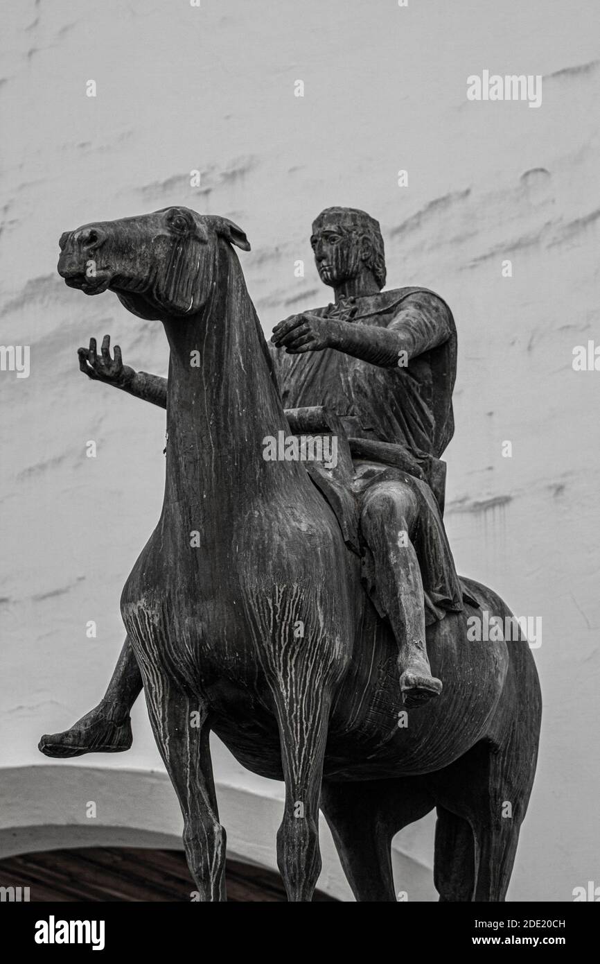 Primo piano della statua di un uomo a cavallo a Monaco, con spazio per la copia Foto Stock