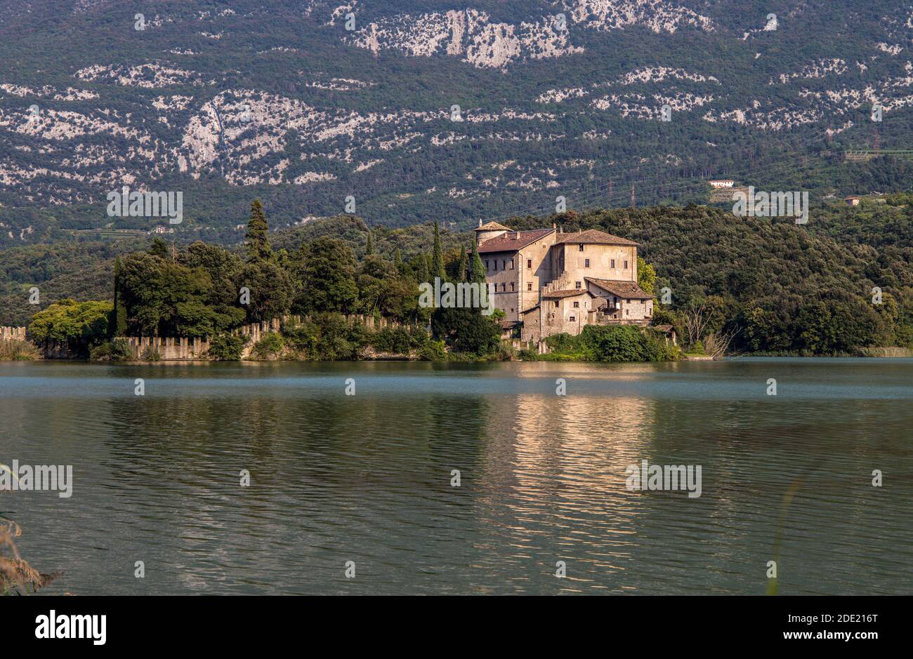Castello di Toblino, nel comune di Madruzzo, provincia di Trento, Italia. Foto Stock