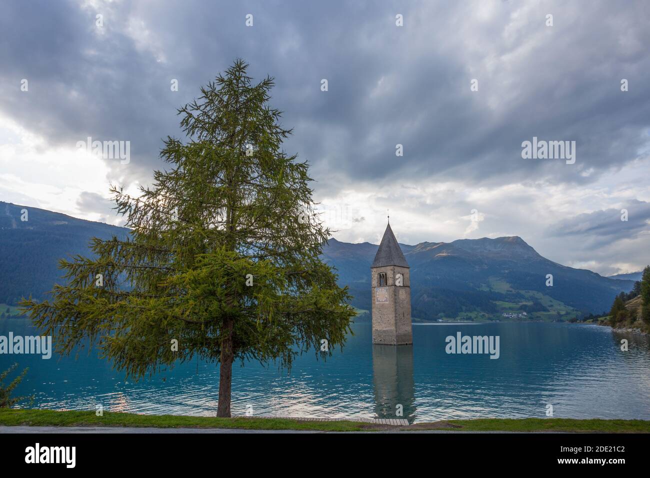 Il campanile della chiesa sommersa di Curon, Lago di Resia, provincia di Bolzano, Alto Adige, Italia. Foto Stock