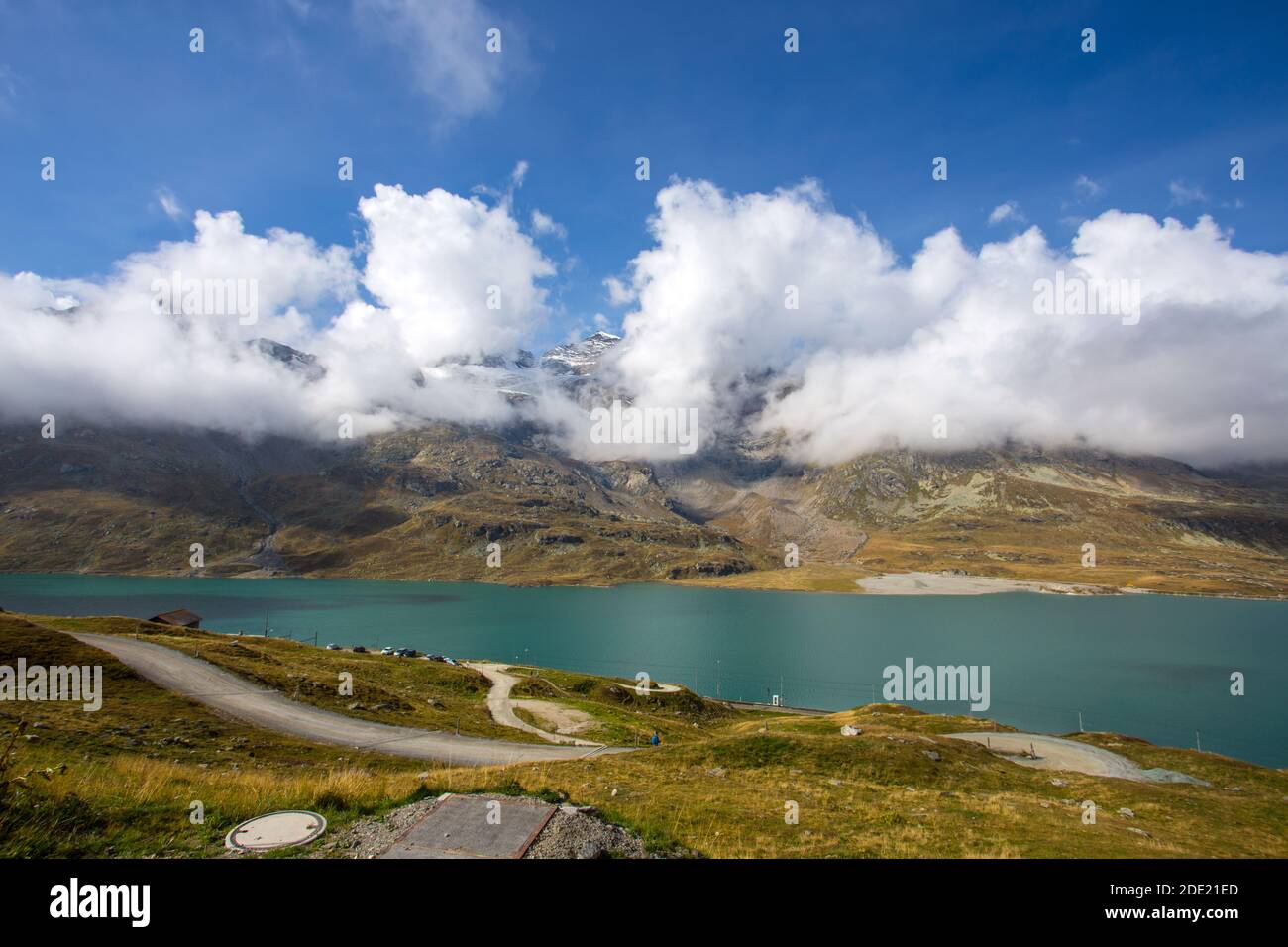 Paesaggio al Passo del Bernina con il Lago Bianco tra Italia e Svizzera in estate. Foto Stock
