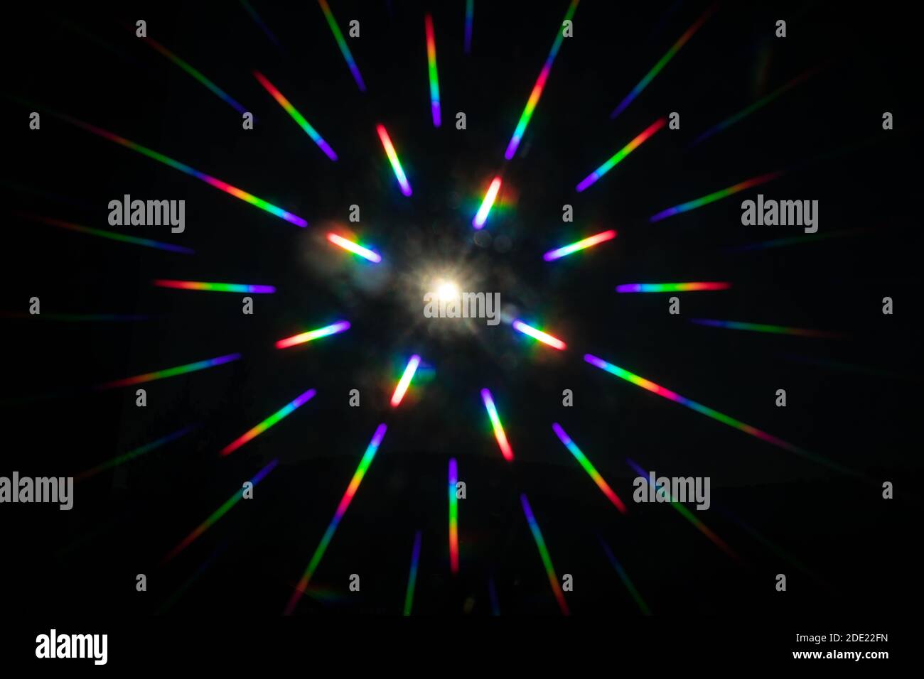 la sorgente luminosa puntiforme riflette i colori dell'arcobaleno tutte le direzioni Foto Stock