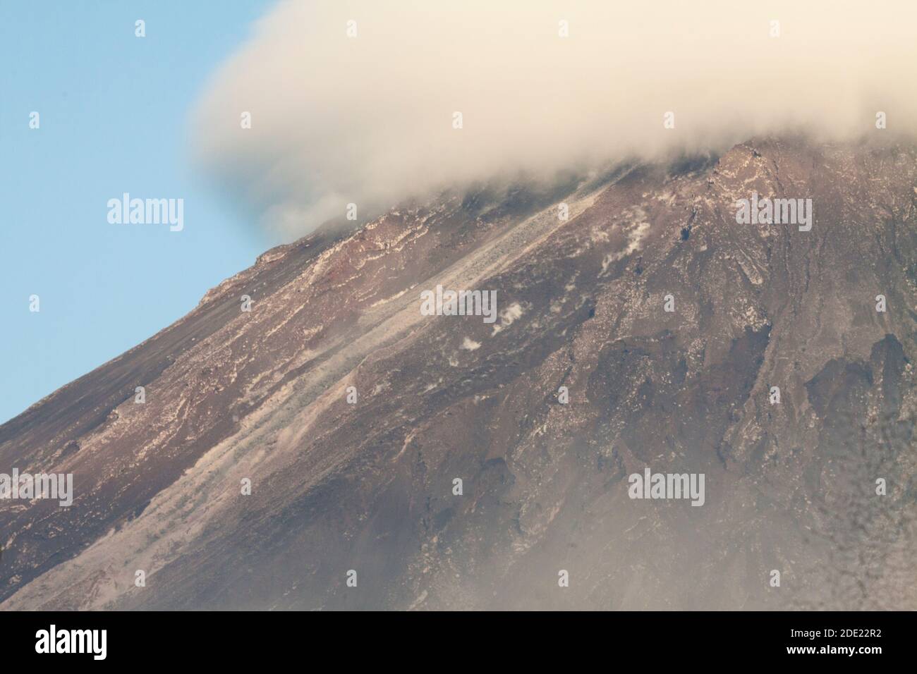 Semeru è la montagna più alta dell'isola di Giava, a 3676 metri sul livello del mare. Foto Stock