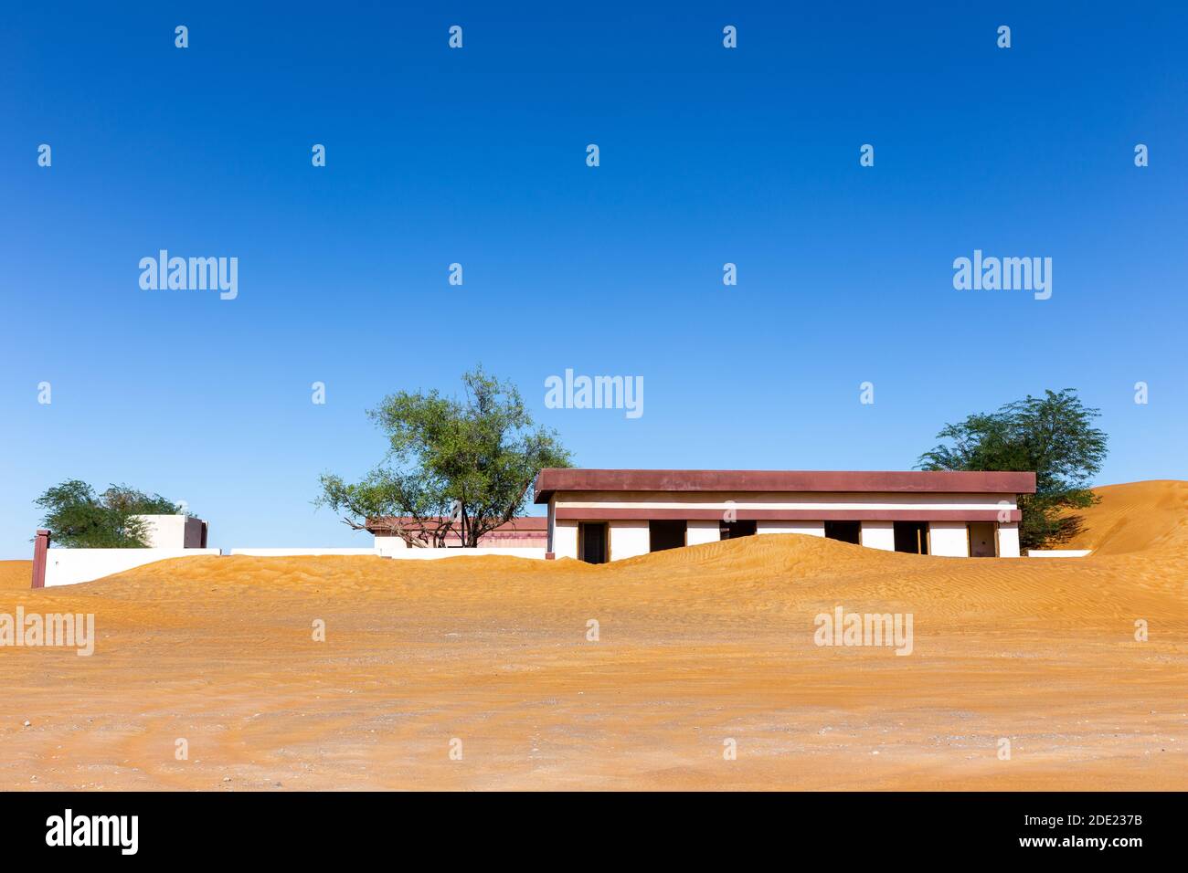 Al Madam villaggio fantasma demolito edifici sepolti nella sabbia a Sharjah, Emirati Arabi Uniti. Foto Stock