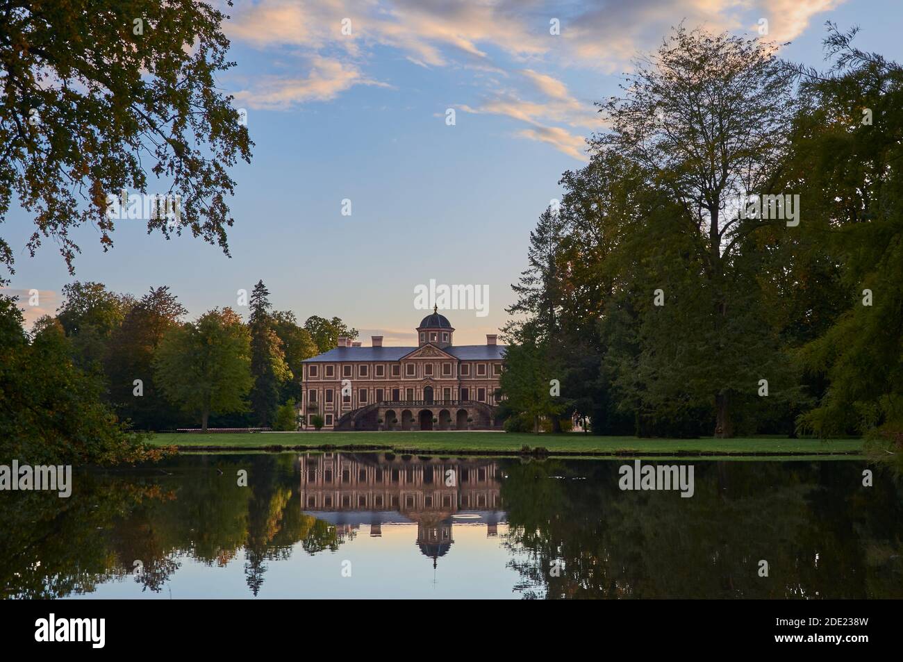 Rastatt preferito Palazzo e idilliaco palazzo giardino con alberi che riflettono in stagno al tramonto Foto Stock