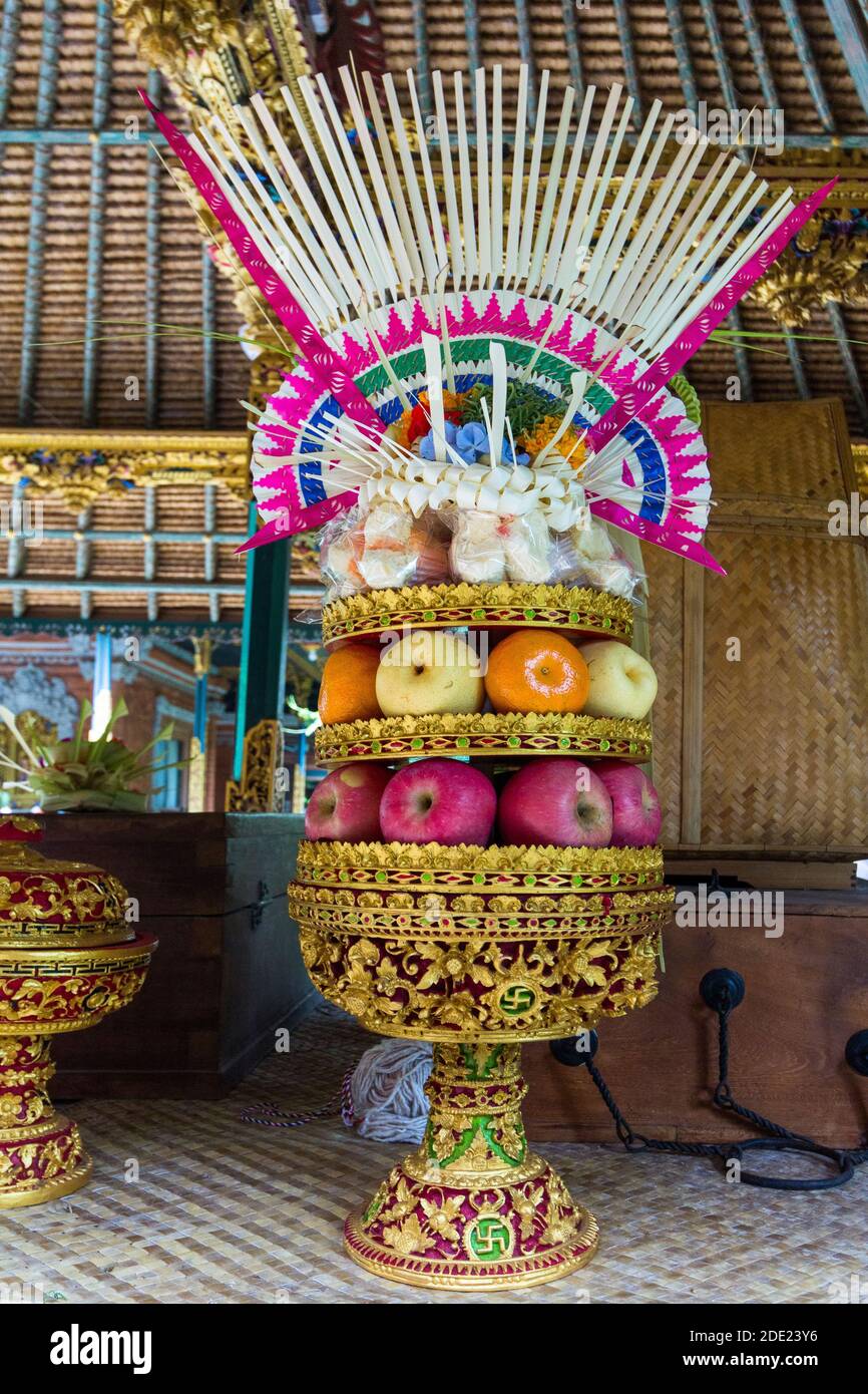 Offerte religiose balinesi in un mercato a Bali, Indonesia Foto Stock